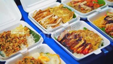 亚洲的街头美食.. 海鲜市场。 在街上准备好饭菜。 亚洲传统食物、旅游及旅游